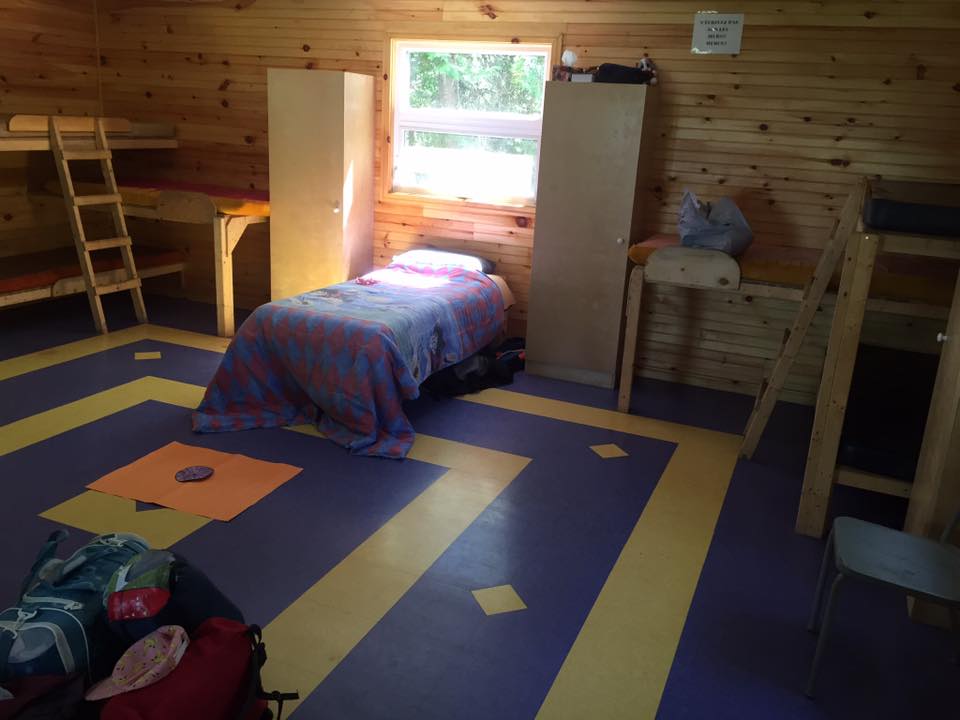 Intérieur d'un des chalets du Camp Ectus